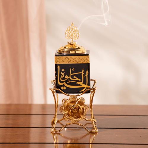 

مبخرة مربعة لون اسود بنقش خط عربي بقاعدة من تراد - صغير